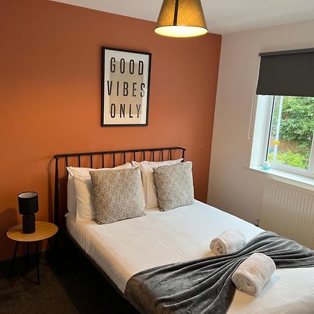 3 Bedroom House With Parking Manchester Dış mekan fotoğraf