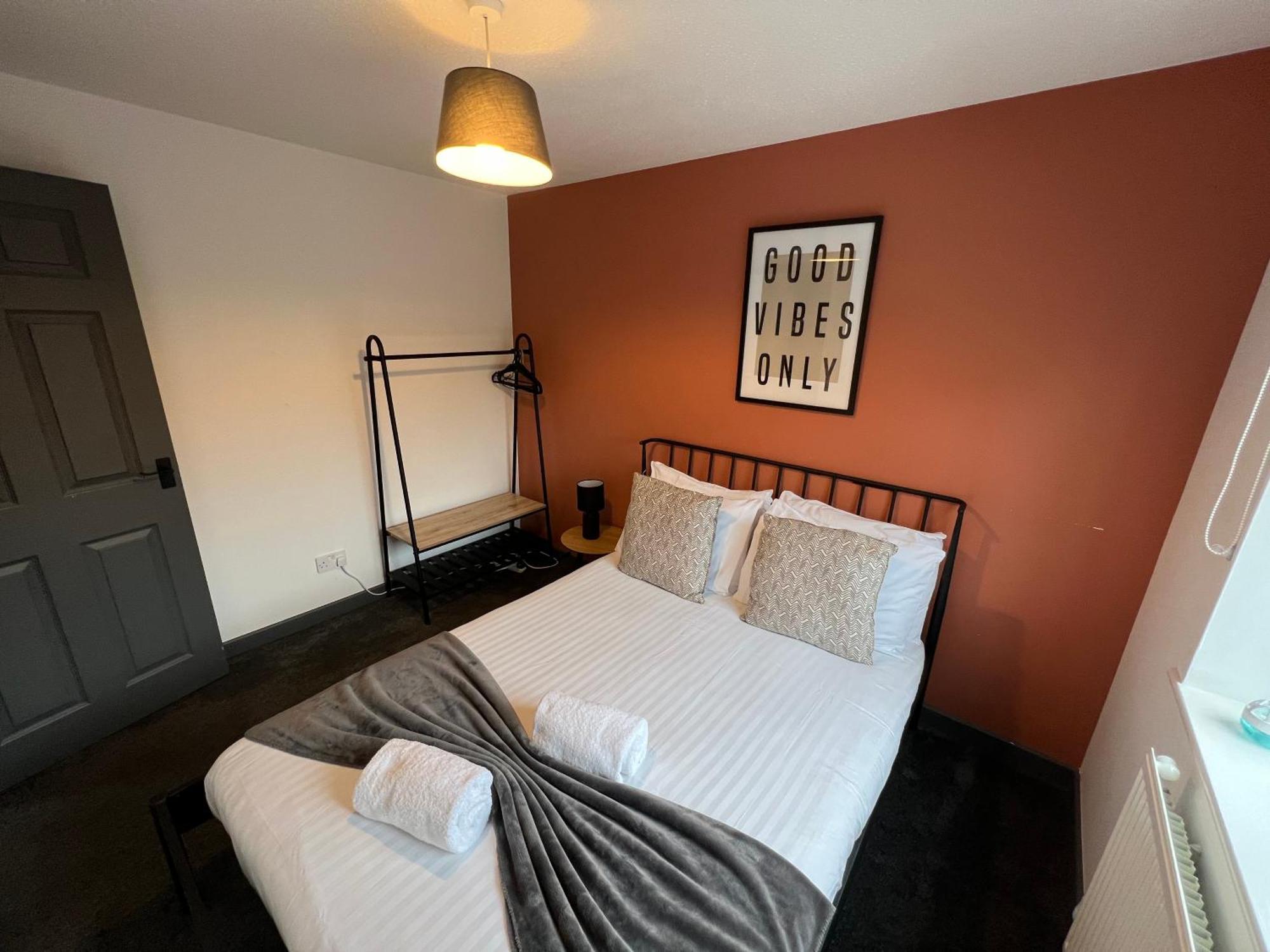 3 Bedroom House With Parking Manchester Dış mekan fotoğraf
